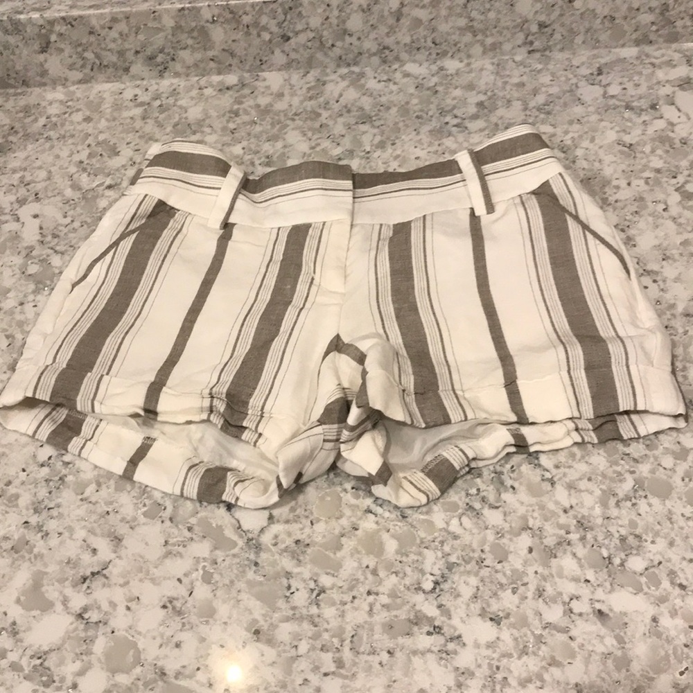 Size 00 Midi Midrise shorts. Grey/White. Express
